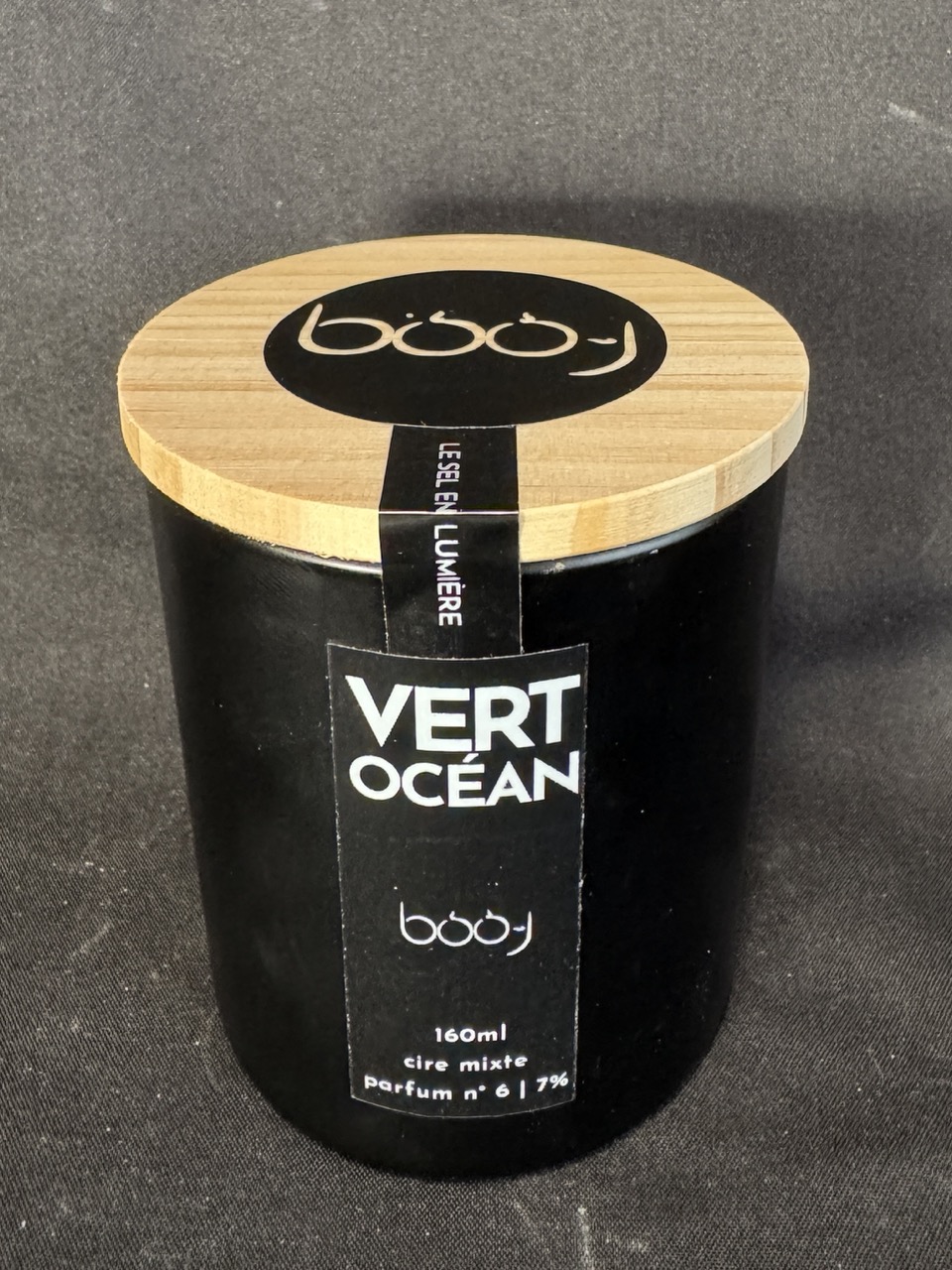 Bougie parfumée Vert Océan 160 ml — pot noir mat avec couvercle en bois naturel et scellé boo-j, création artisanale Suisse