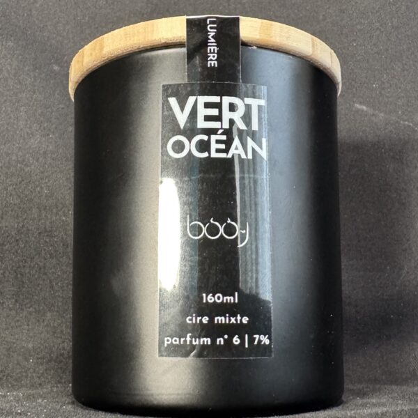 Bougie parfumée Vert Océan 160 ml — pot noir mat avec couvercle en bois naturel et scellé boo-j, création artisanale Suisse
