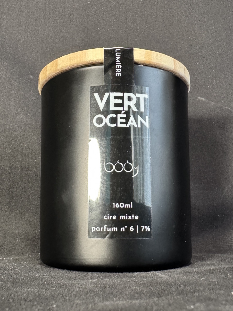 Bougie parfumée Vert Océan 160 ml — pot noir mat avec couvercle en bois naturel et scellé boo-j, création artisanale Suisse