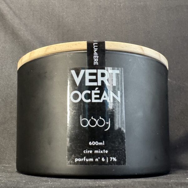 Bougie parfumée Vert Océan 600 ml — grand pot noir mat avec trois mèches et couvercle bois, création artisanale Suisse