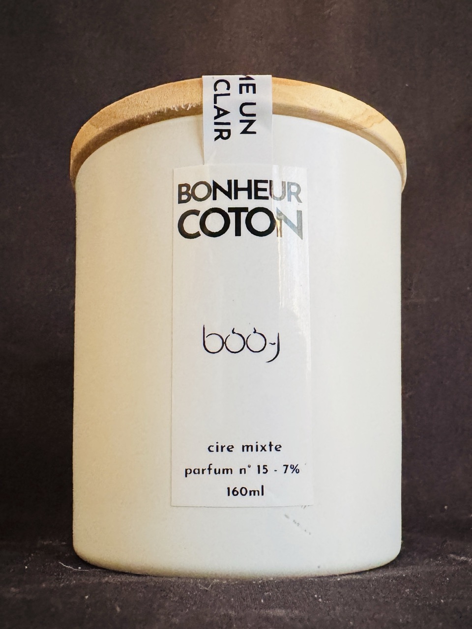 Bougie parfumée BONHEUR COTON | boo-j | 160 ml Bougie parfumée BONHEUR COTON de boo-j — pot blanc mat avec couvercle en bois, parfum linge propre, cire mixte 160 ml.