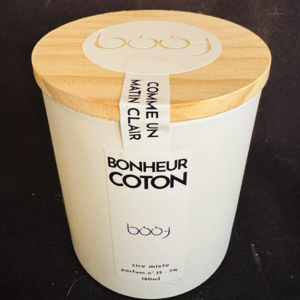 Bougie parfumée BONHEUR COTON de boo-j — pot blanc mat avec couvercle en bois, parfum linge propre, cire mixte 160 ml.