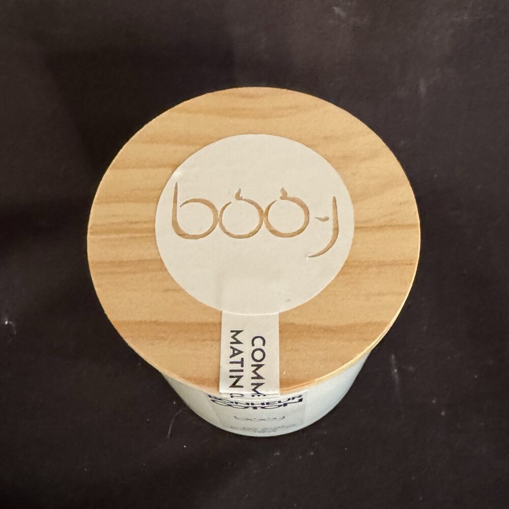 Bougie parfumée BONHEUR COTON de boo-j — pot blanc mat avec couvercle en bois, parfum linge propre, cire mixte 160 ml.