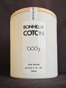 Bougie parfumée BONHEUR COTON de boo-j — pot blanc mat 330 ml avec couvercle bois ou bambou, senteur linge propre.