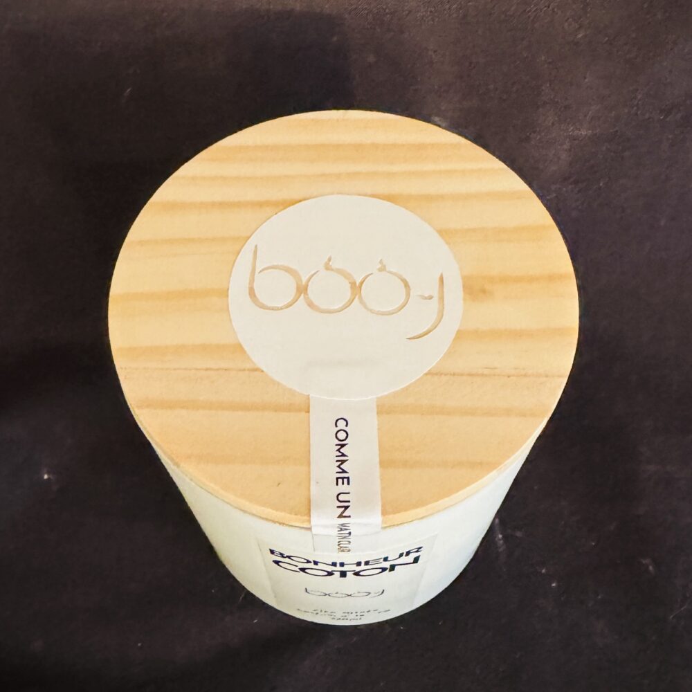Bougie parfumée BONHEUR COTON de boo-j — pot blanc mat 330 ml avec couvercle bois ou bambou, senteur linge propre.