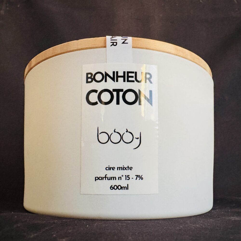 Bougie parfumée BONHEUR COTON de boo-j — pot blanc mat 600 ml à 3 mèches avec couvercle en bois, senteur linge propre.