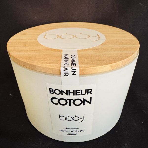 Bougie parfumée BONHEUR COTON de boo-j — pot blanc mat 600 ml à 3 mèches avec couvercle en bois, senteur linge propre.