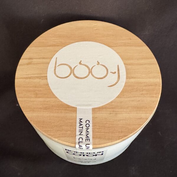 Bougie parfumée BONHEUR COTON de boo-j — pot blanc mat 600 ml à 3 mèches avec couvercle en bois, senteur linge propre.