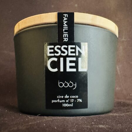 Bougie parfumée ESSEN’CIEL de boo-j — pot anthracite mat 100 ml avec couvercle en bois, parfum n°17, senteur bien-être et réconfort.