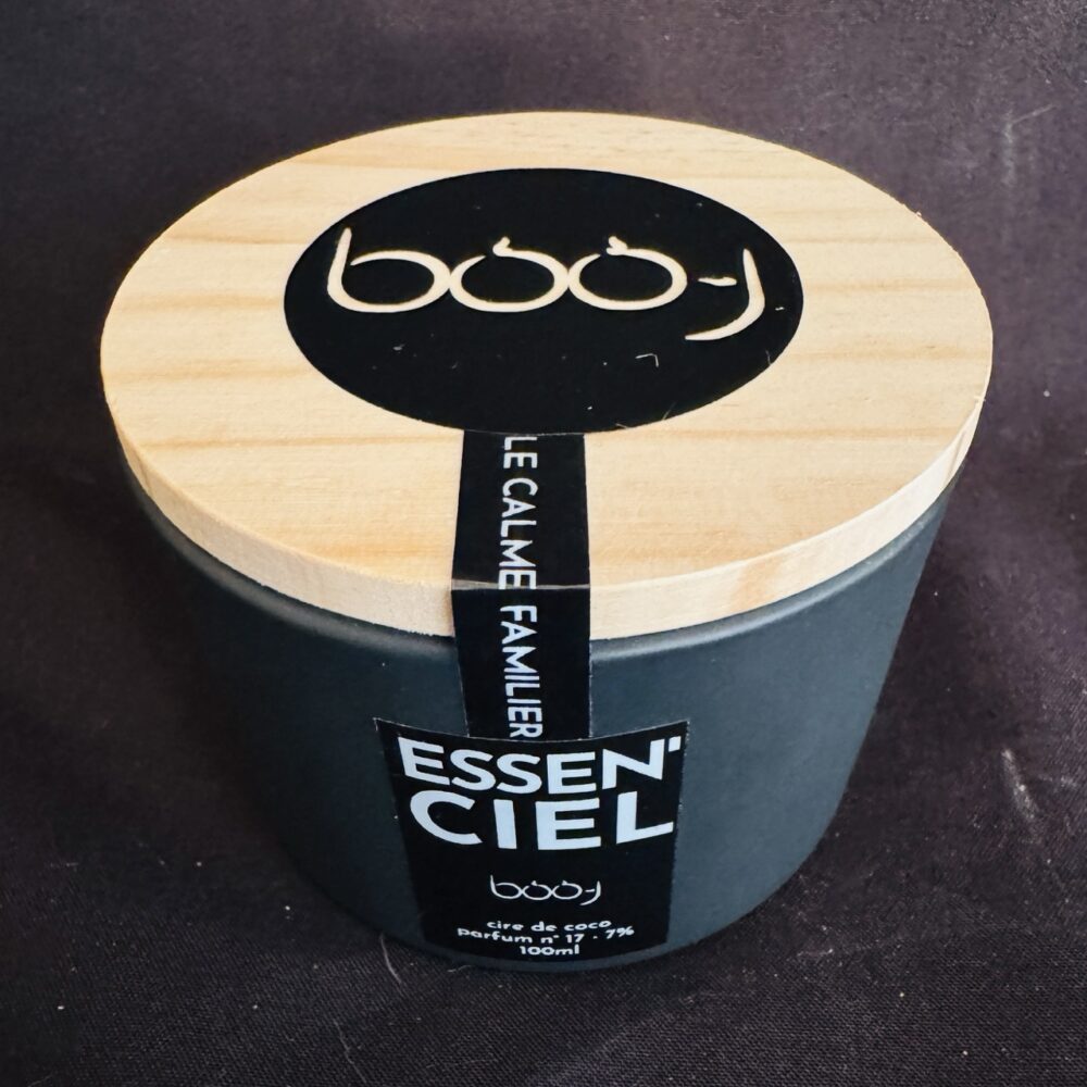 Bougie parfumée ESSEN’CIEL de boo-j — pot anthracite mat 100 ml avec couvercle en bois, parfum n°17, senteur bien-être et réconfort.