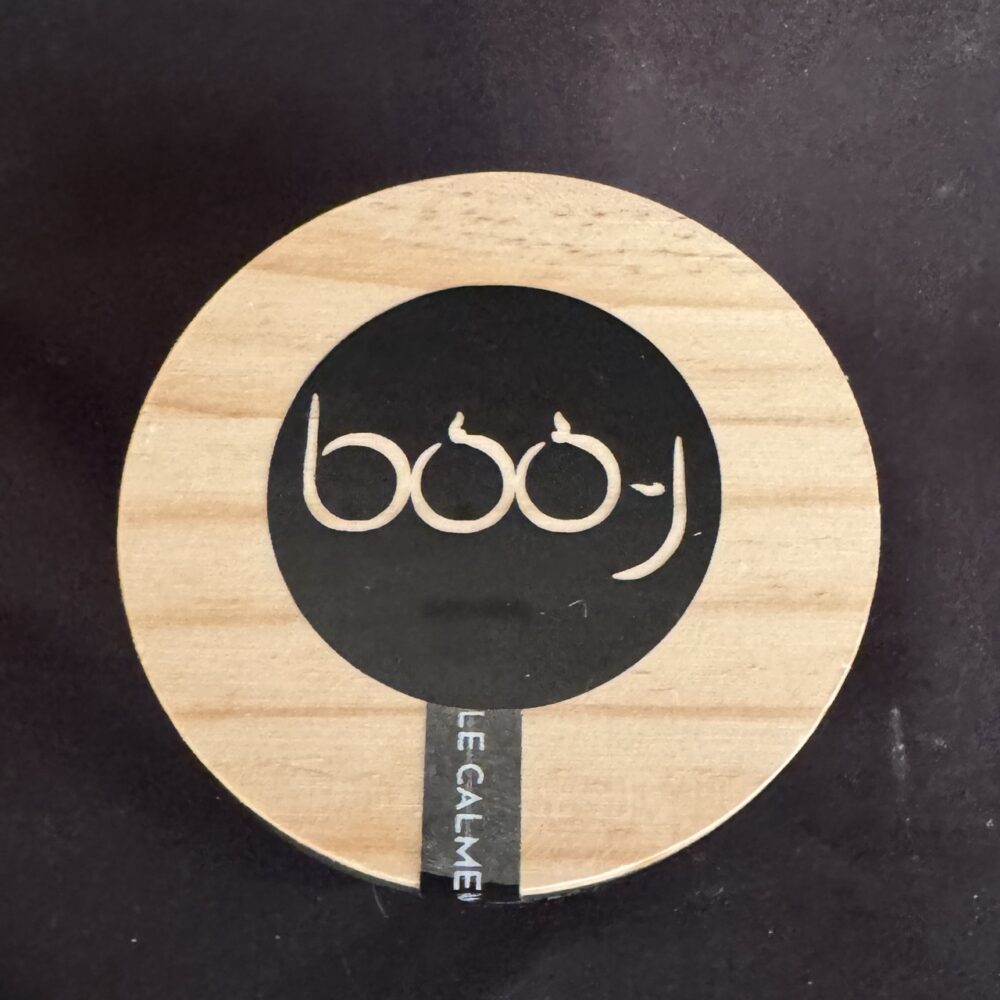 Bougie parfumée ESSEN’CIEL de boo-j — pot anthracite mat 100 ml avec couvercle en bois, parfum n°17, senteur bien-être et réconfort.