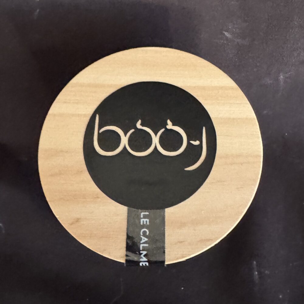 Bougie parfumée ESSEN’CIEL de boo-j — pot noir mat 160 ml avec couvercle en bois, parfum n°17, senteur de bien-être et de réconfort.