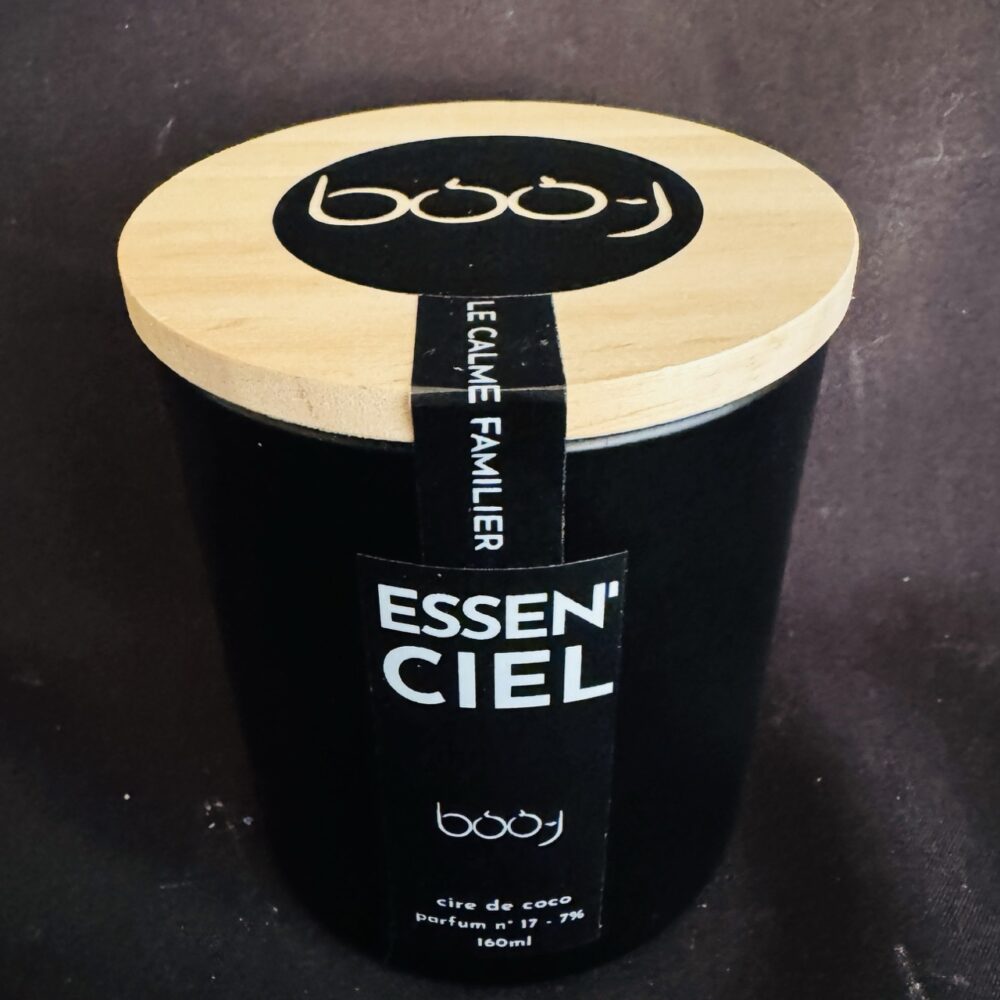 Bougie parfumée ESSEN’CIEL de boo-j — pot noir mat 160 ml avec couvercle en bois, parfum n°17, senteur de bien-être et de réconfort.