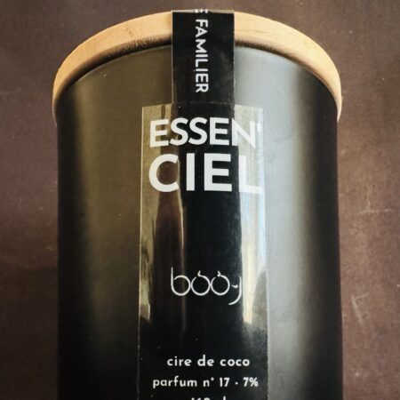 Bougie parfumée ESSEN’CIEL de boo-j — pot noir mat 160 ml avec couvercle en bois, parfum n°17, senteur de bien-être et de réconfort.