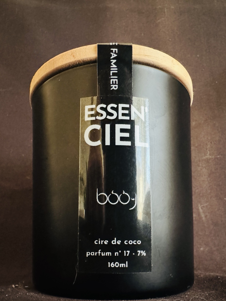 Bougie parfumée ESSEN’CIEL de boo-j — pot noir mat 160 ml avec couvercle en bois, parfum n°17, senteur de bien-être et de réconfort.