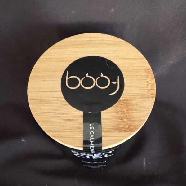 Bougie parfumée ESSEN’CIEL de boo-j — pot noir mat 330 ml avec couvercle en bois ou en bambou, parfum n°17, senteur de bien-être et de réconfort.