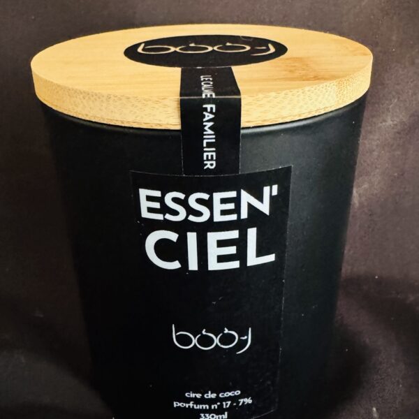 Bougie parfumée ESSEN’CIEL de boo-j — pot noir mat 330 ml avec couvercle en bois ou en bambou, parfum n°17, senteur de bien-être et de réconfort.