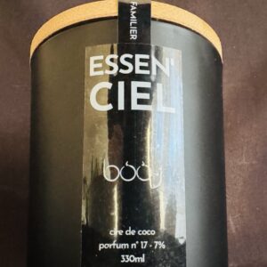 Bougie parfumée ESSEN’CIEL de boo-j — pot noir mat 330 ml avec couvercle en bois ou en bambou, parfum n°17, senteur de bien-être et de réconfort.