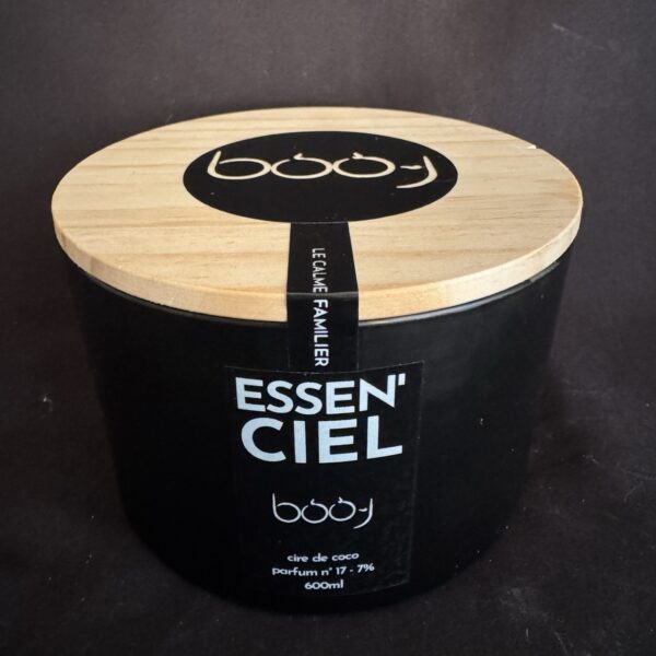 Bougie parfumée ESSEN’CIEL de boo-j — pot noir mat 600 ml à 3 mèches avec couvercle en bois, parfum n°17, senteur de bien-être et de réconfort.
