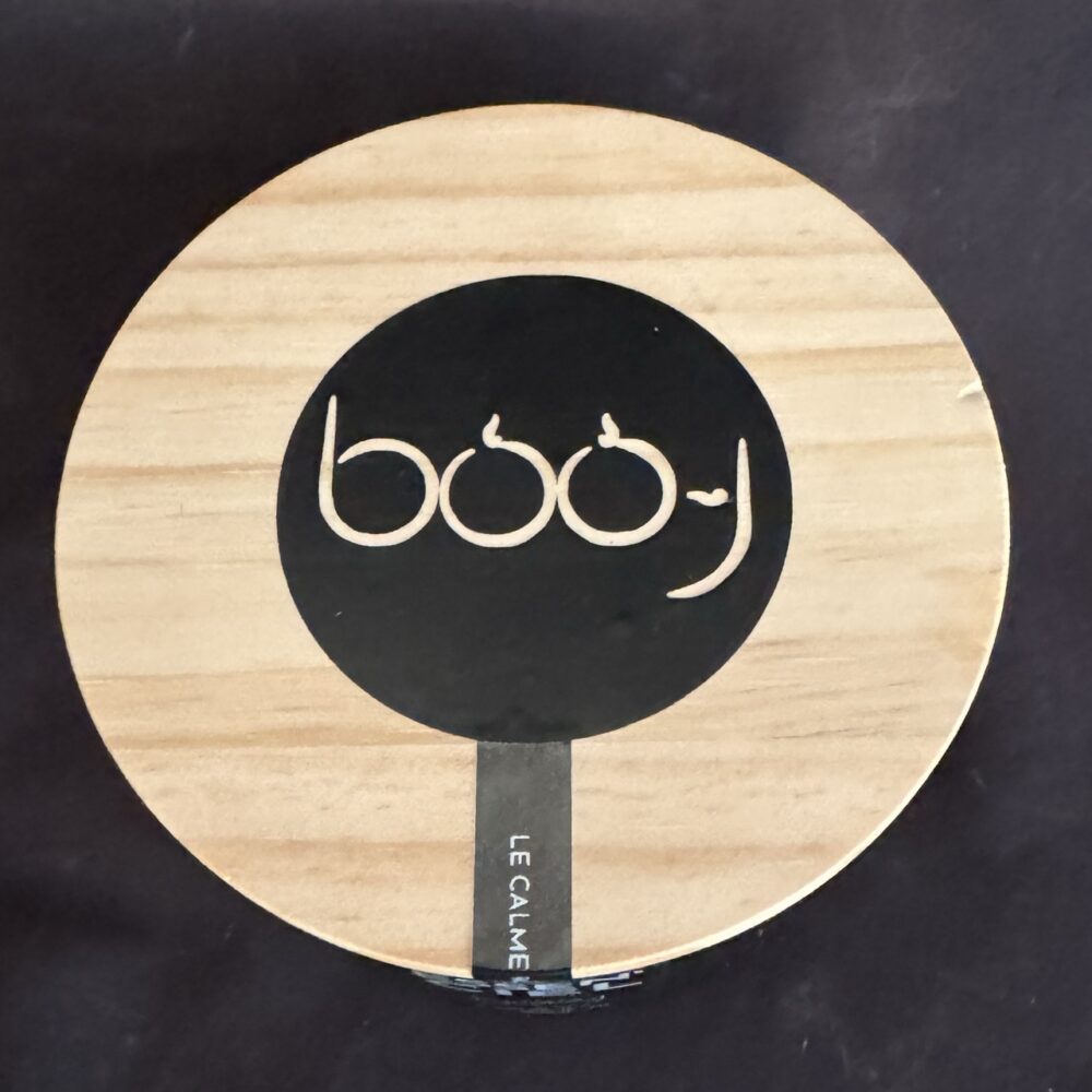 Bougie parfumée ESSEN’CIEL de boo-j — pot noir mat 600 ml à 3 mèches avec couvercle en bois, parfum n°17, senteur de bien-être et de réconfort.