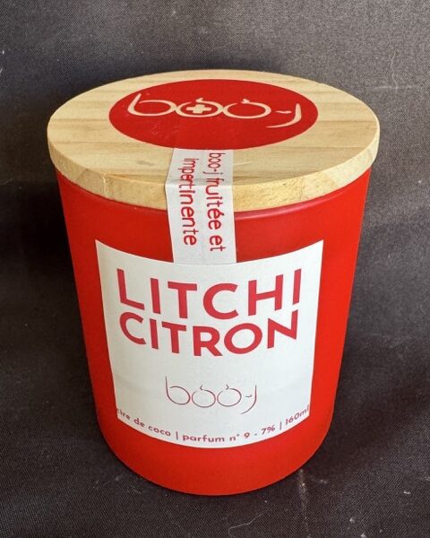 Bougie parfumée “Litchi Citron” 160 ml – Swiss Red Edition rare, création artisanale boo-j, en Suisse.