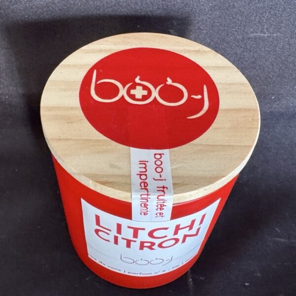 Bougie parfumée “Litchi Citron” 160 ml – Swiss Red Edition rare, création artisanale boo-j, en Suisse.
