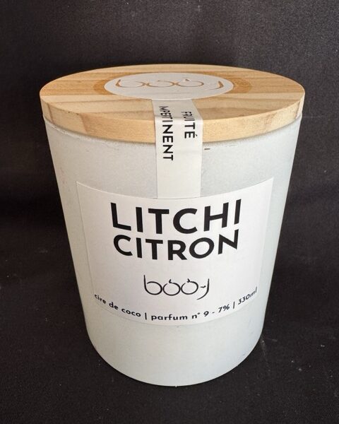 Bougie parfumée “Litchi Citron” 330 ml – création artisanale boo-j, en Suisse, fraîche, fruitée et lumineuse.