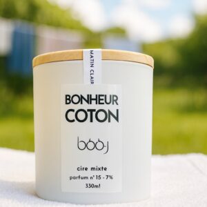 Ingrédients et ambiance fraîche associés au parfum n°15 « Bonheur Coton », inspirés du linge propre, des fleurs blanches et d’une lumière douce d’été.