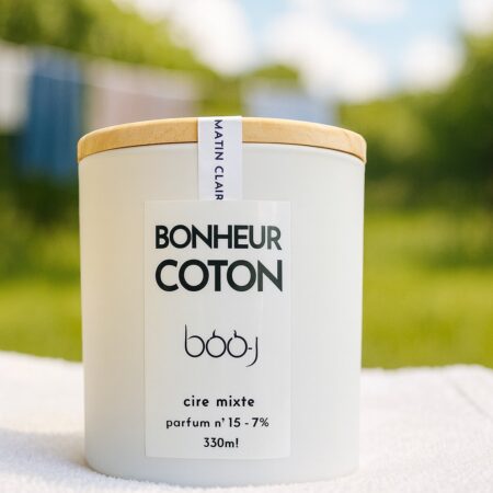 Ingrédients et ambiance fraîche associés au parfum n°15 « Bonheur Coton », inspirés du linge propre, des fleurs blanches et d’une lumière douce d’été.