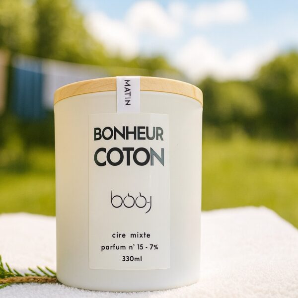 Ingrédients et ambiance fraîche associés au parfum n°15 « Bonheur Coton », inspirés du linge propre, des fleurs blanches et d’une lumière douce d’été.