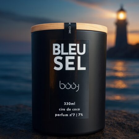 Visuel marin du parfum Bleu Sel, ambiance océan profonde et phare lumineux, dans l’esthétique boo-j.