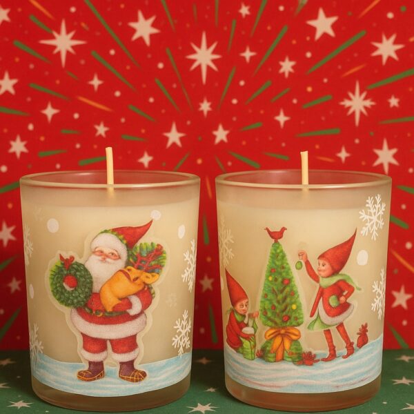 Bougies kitsch de Noël boo-j, parfum Conifêtes n°8, illustrées avec Père Noël et lutins devant un fond festif rouge étoilé.