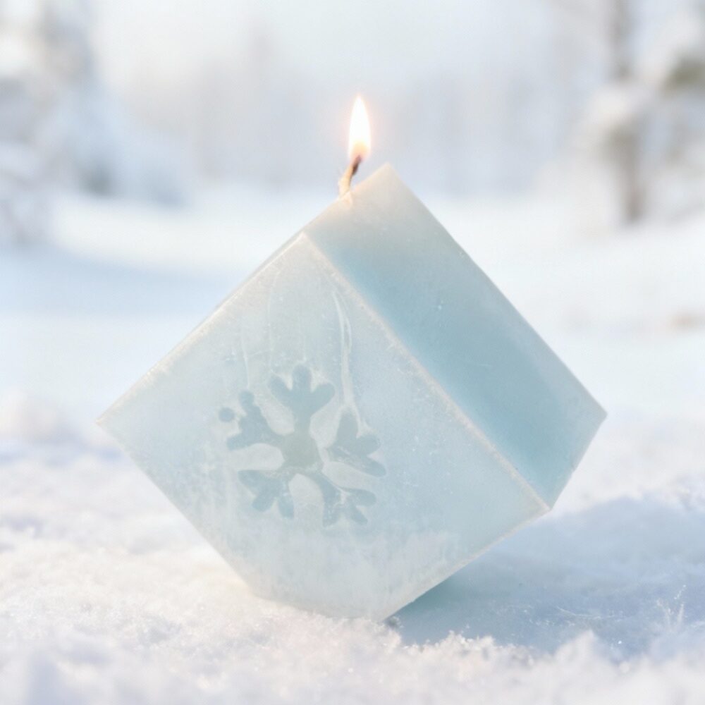 Bougie Carré sur pointe boo-j en cire végétale, motif flocon sculpté, pièce artisanale.