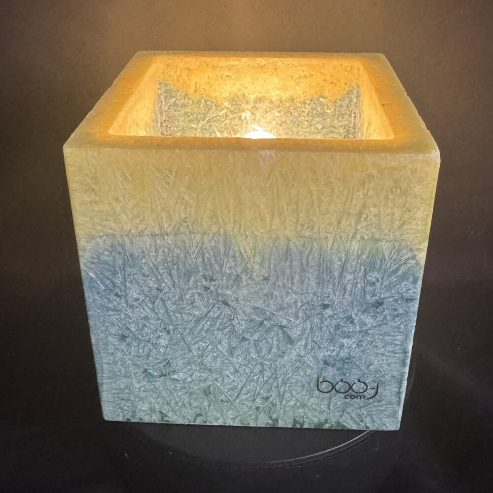 boo-j — photophore cubique bleu-citron Photophore cubique en cire végétale bleu-citron, création artisanale boo-j.