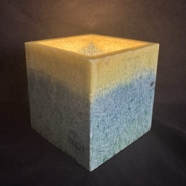 boo-j — photophore cubique bleu-citron Photophore cubique en cire végétale bleu-citron, création artisanale boo-j.