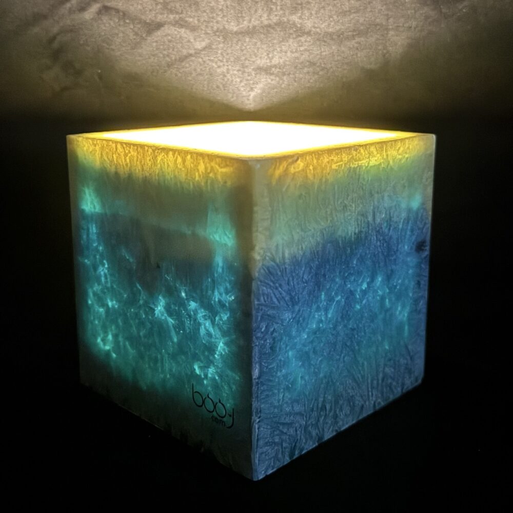 boo-j — photophore cubique bleu-citron Photophore cubique en cire végétale bleu-citron, création artisanale boo-j.
