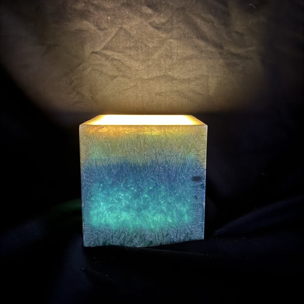 boo-j — photophore cubique bleu-citron Photophore cubique en cire végétale bleu-citron, création artisanale boo-j.