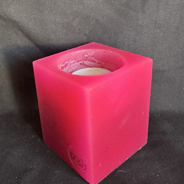 Photophore carré rose en cire recyclée boo-j avec une bougie chauffe-plat