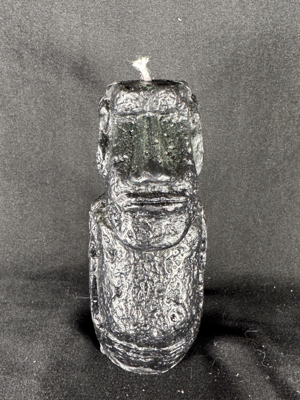 Petit Moaï noir en cire mixte — boo•j Petit Moaï en cire mixte, noir, moulé et fini à la main en Suisse, création artisanale boo•j