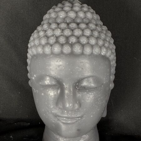 Bougie moulée visage bouddha gris, posée sur des galets, création artisanale en cire boo-j