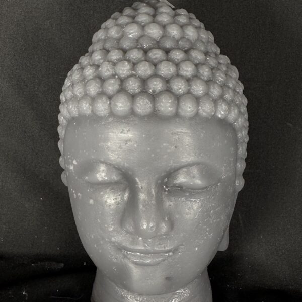 Bougie moulée visage bouddha gris, posée sur des galets, création artisanale en cire boo-j