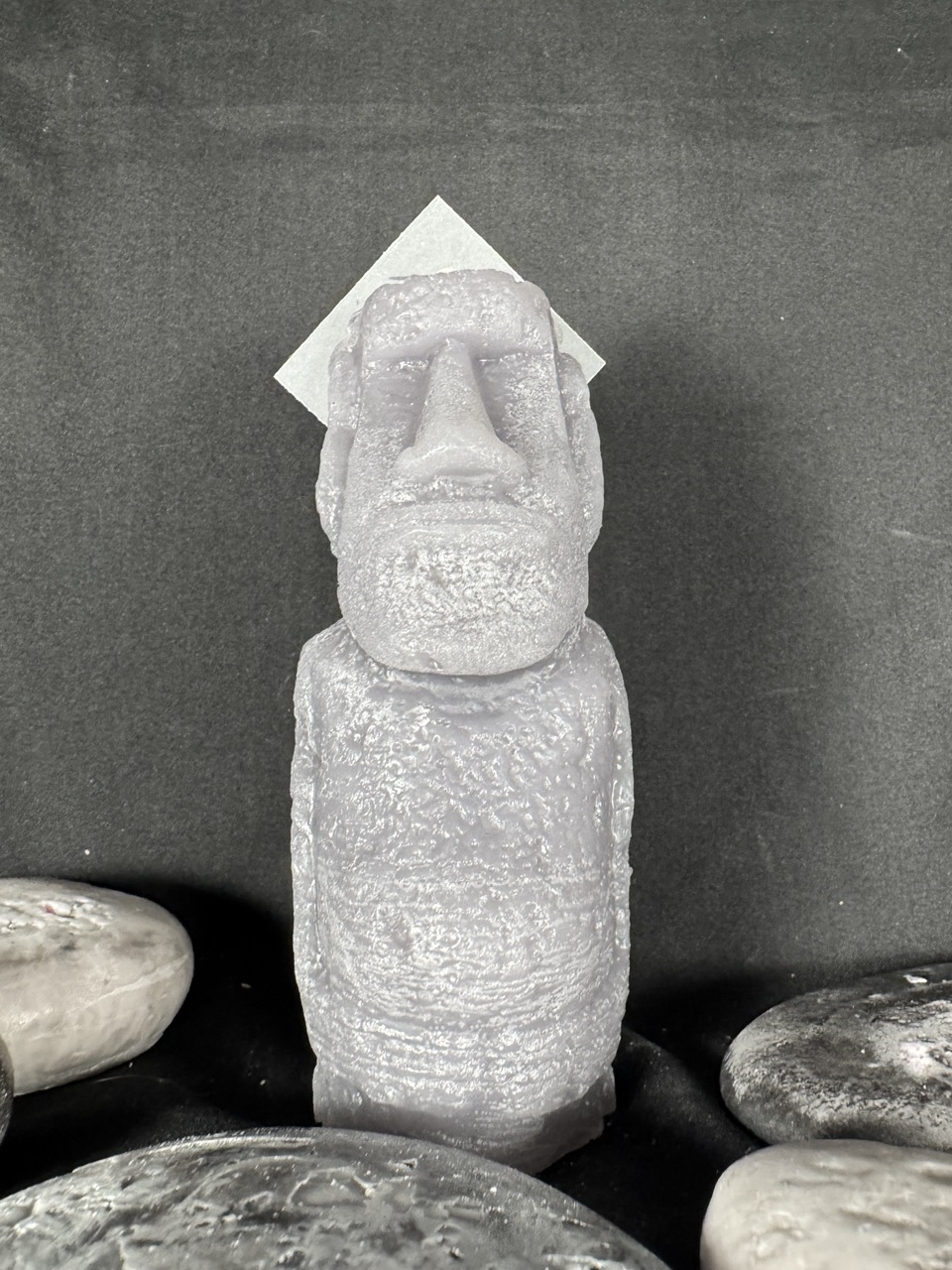 Petit Moaï gris en cire mixte — boo•j Petit Moaï en cire mixte, gris, moulé et fini à la main en Suisse, création artisanale boo-j.