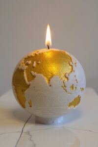 Bougie globe terre blanche continents dorés 19cm