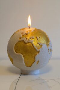 Bougie globe terre blanche continents dorés 19cm