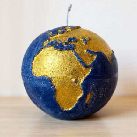 Bougie Globe Terre Bleue – La Terre Chez Soi Bougie globe terre bleue outremer continents dorés 19cm