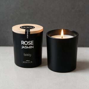 Bougie parfumée boo·j Rose Jasmin 330ml, pot noir avec couvercle en bambou