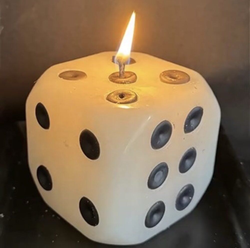 Bougie artisanale en forme de dé de 8 cm, cire mixte, fabriquée à la main en Suisse par boo·j