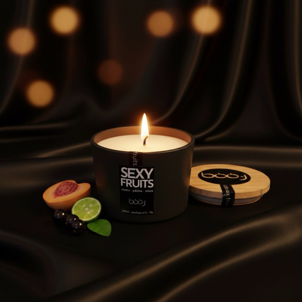 Bougie parfumée Sexy Fruits de 100 ml dans un pot noir.