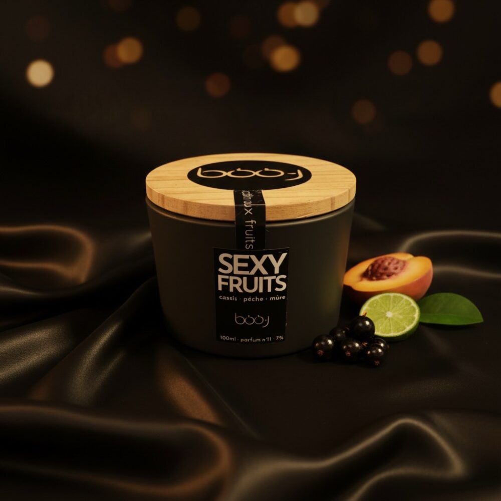 Bougie parfumée Sexy Fruits de 100 ml dans un pot noir.