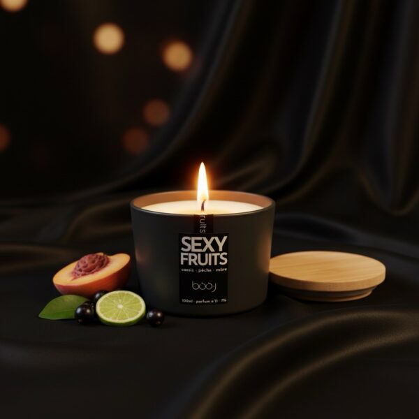 Bougie parfumée Sexy Fruits de 100 ml dans un pot noir.